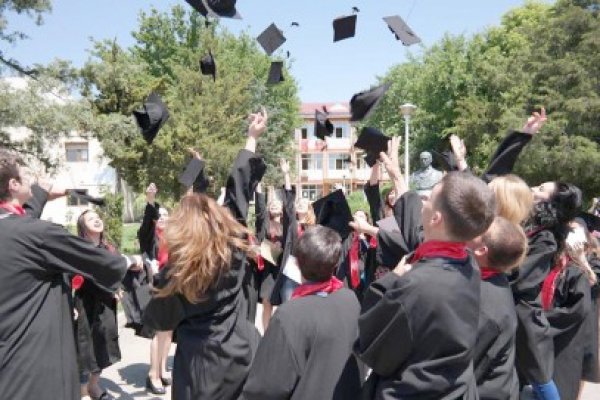 Elevii hârşoveni şi-au luat rămas bun de la profesorii lor